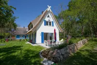 A Picturesque Thatched-Roof House Set in a Large Park-Like Garden - Wifi