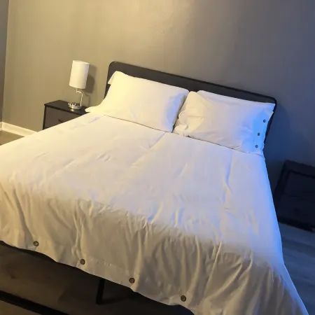 2 BR 2 BA Cozy Retreat Near Everything