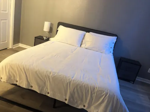 2 BR 2 BA Cozy Retreat Near Everything