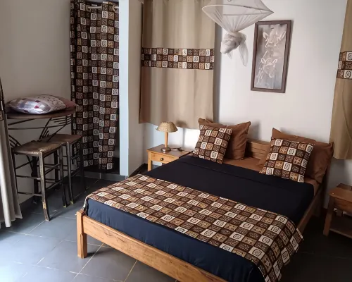 Somone: large air-conditioned villa with swimming pool, 10 people *, between Sea and Lagoon Hotele w: Somone