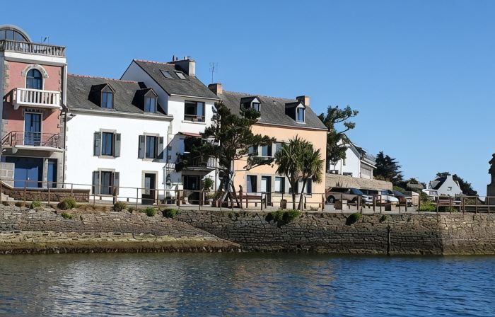 REF 606 Very nice renovated house, beautiful location overlooking the channel