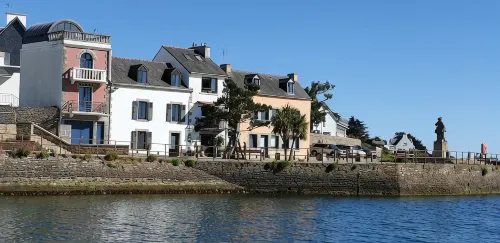 REF 606 Very nice renovated house, beautiful location overlooking the channel