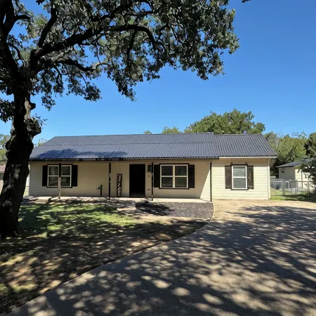 Burleson Farmhouse 3-bedroom house