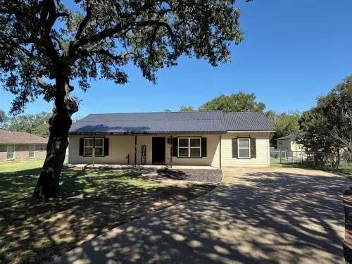 Burleson Farmhouse 3-bedroom house
