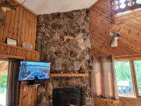 Peaceful Updated Chalet across street from Ski Brule --Right Side - Hytter