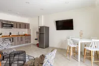 Bushiri's Long Life Building-2BD/1BA APT-Sleeps 4