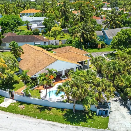 4-bedroom House with private Pool - walking distance to Baha Mar and Beach