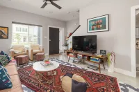 HowdyHouse: Designer Townhouse in Historic FOODIE  Bryan Minutes to Kyle Field - Homestays