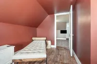 Gettysburg Home sleeps 10 with parking and Game Room.  Just off the square. - บังกะโล