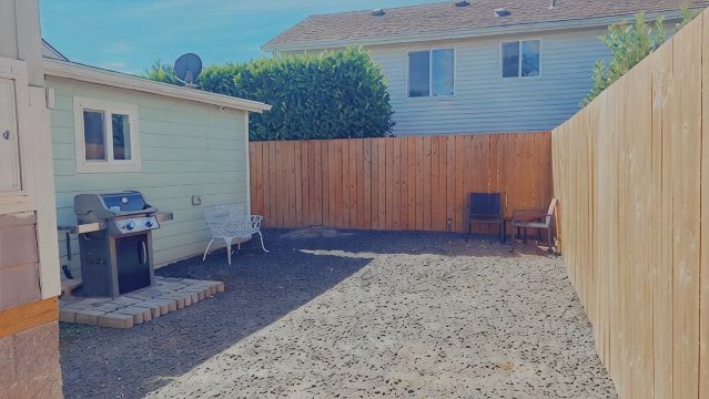 Charming 2-bedroom house with AC, WiFi in North Bend, pets ok, crabbing tools