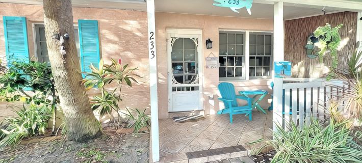 Coastal Cottage 233 - Walk to Beach, King Bed Hotele w: Cocoa Beach