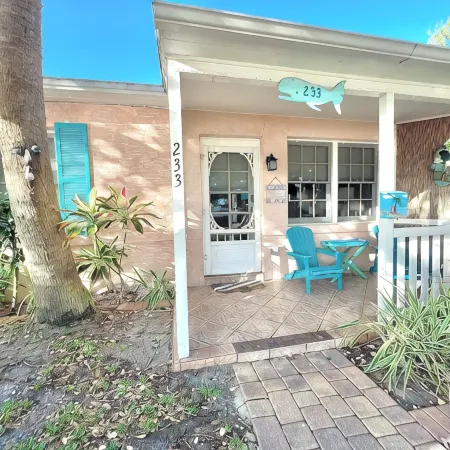 Coastal Cottage 233 - Walk to Beach, King Bed