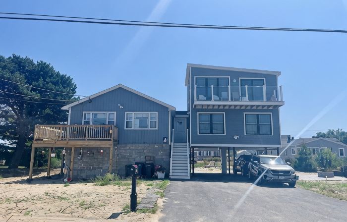 Cozy Costal Cottage ~ Prime Location ~ Just Seconds from Hills Beach!