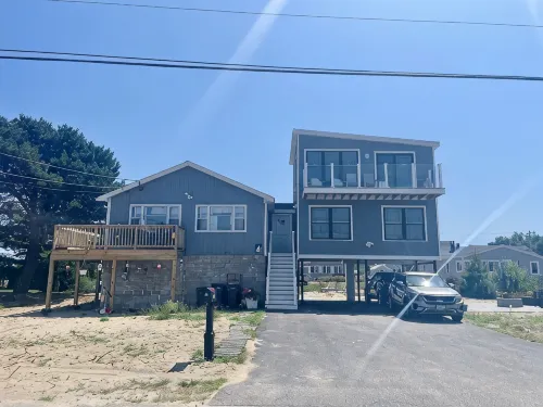 Cozy Costal Cottage ~ Prime Location ~ Just Seconds from Hills Beach!