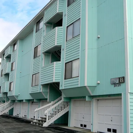 Lovely Oceanfront Condo w/ Vast Top Floor Views; Pool; WiFi/Cable; Quiet; 2 Max