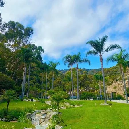 Catalina Honeymoon adventure, 1-bedroom 2 baths with A/C and golf car!