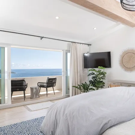 Ocean View Suite - Luxe Comfort Near Magens Bay!