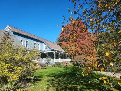 Hawks Mountain Farm, full apartment on a working farm. Hotels in 