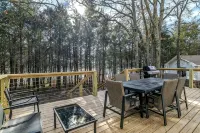 LAKEFRONT Bliss FLAT to water: Spacious home with Game Room, Sleeps 15 Guests!