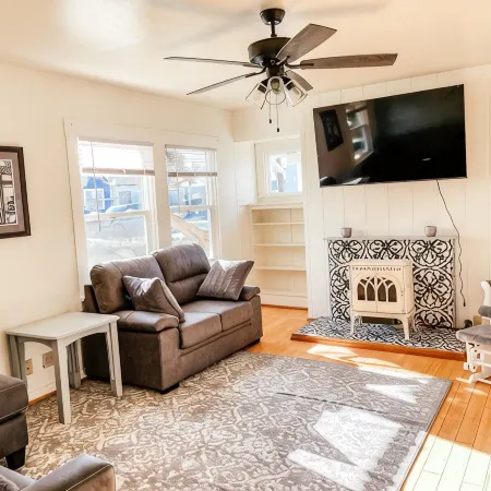 Downtown Two Bedroom Craftsman Home- 2 Minute Walk to the Plaza
