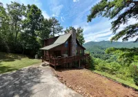 Secluded Mountain-Top Cabin with Stunning Sunset Views, Hot Tub and Fireplace