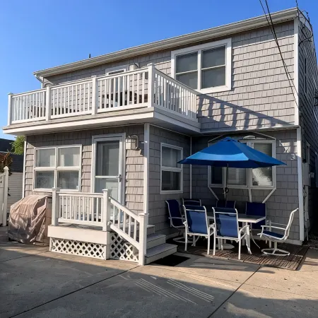 Single-family home in Avalon—walk to beach and town