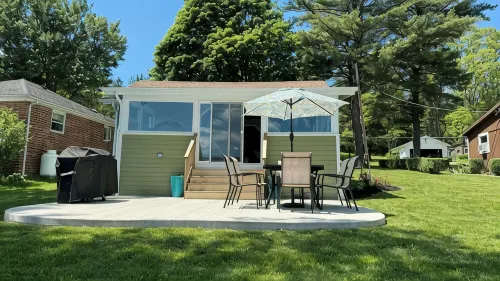 Cozy Lake Front Cottage