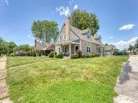 King Bed - Full Kitchen! 1.5 Blocks to Ims and Only 5 Miles to Downtown! Hotels in Speedway