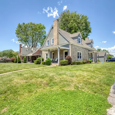 King Bed - Full Kitchen! 1.5 Blocks to Ims and Only 5 Miles to Downtown!