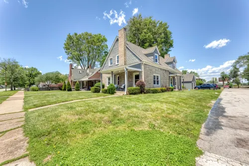 King Bed - Full Kitchen! 1.5 Blocks to Ims and Only 5 Miles to Downtown!