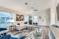 5 min. stroll to Downtown Mckinney! Family & Pet Friendly Cottage - 3성급