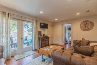 Walk DOWNTOWN! High-end remodel w porch/2 firepits - Bungalows