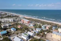 Dogs Welcome! Cute space, fresh out of entire renovation! Steps to beach!