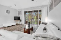 Island Living on Longboat Key 3 minute walk to the beach!