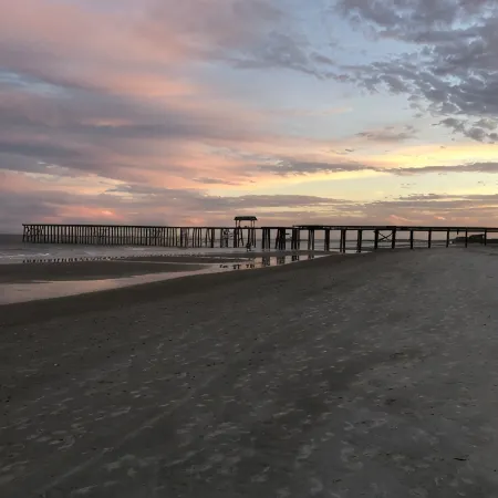 Walk to beach. Perfect for families & couples. Pool & tennis onsite.