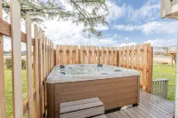 Riverfront, Hot Tub, SUP & Kayak, short walk to beach, fire pit, full office - Wifi