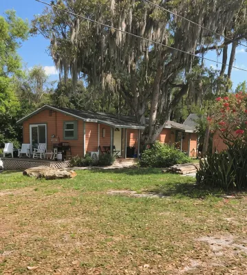 Riverfront One Bedroom Fishing Cottage w/ Boat Dock-Summer Specials!!