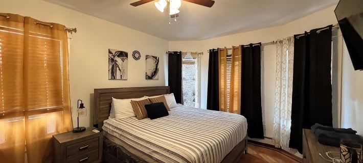 Colonial Style Home 5 Br 2 bath n’ Parking! Close to restaurants n’ colleges! Hotels in Albany
