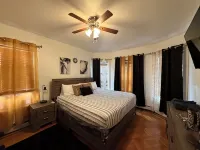 Colonial Style Home 5 Br 2 bath n’ Parking! Close to restaurants n’ colleges!