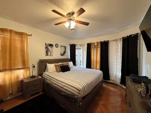 Colonial Style Home 5 Br 2 bath n’ Parking! Close to restaurants n’ colleges!