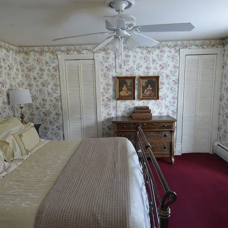 Beautifully restored Victorian Mountain home furnished with authentic antiques!