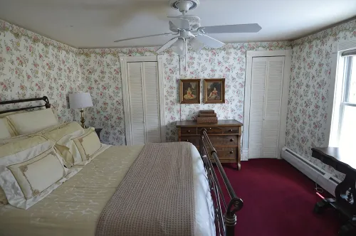 Beautifully restored Victorian Mountain home furnished with authentic antiques!