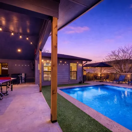 Huge Patio Game Room w/ Pool - 18 Beds - Downtown