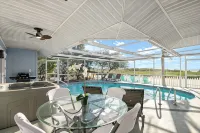 Oasis on the Gulf, screened pool, sunset, kayaks! - Pools