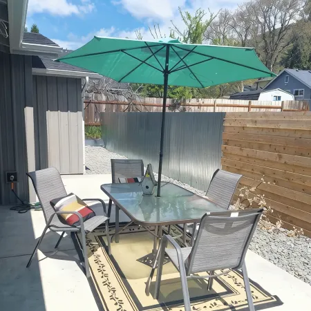3 Bedroom, 2 Bath, Clean, Bright, Modern Space, in a Quite, Modest Neighborhood