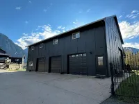All New Retro Design Carriage House on the Fraser River โรงแรมในโฮป