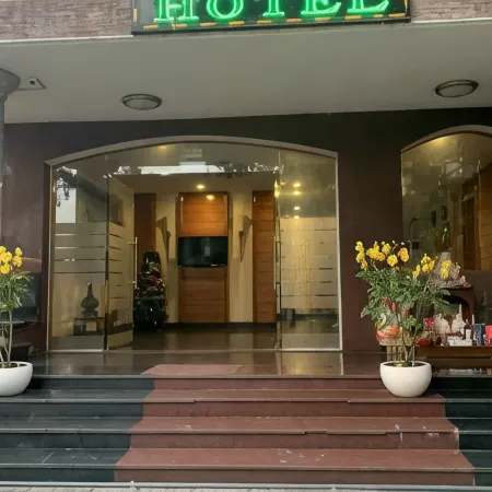 Ha Long Hotel Отели рядом с достопримечательностью «Гипермаркет Vincom Plaza Thu Duc»