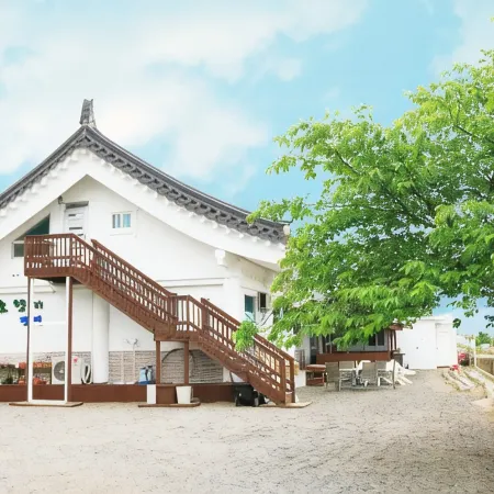 Gyeongju Pine Fragrance Pension Отели рядом с достопримечательностью «Станция Singyeongju»