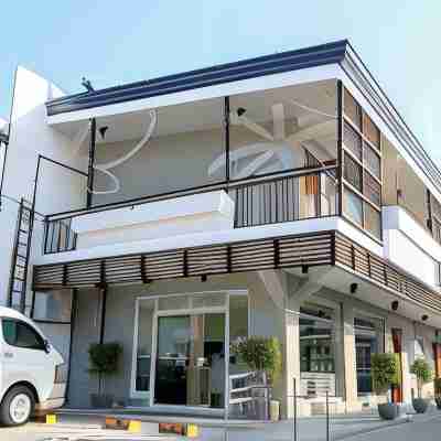 Bumble V Hotel Subic Hotel Exterior
