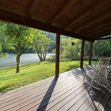 Blue Ridge Cabin within 40 feet of the Toccoa River and Trout Fishing